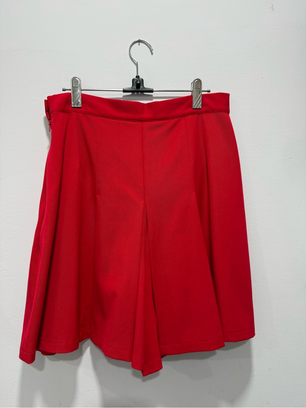 High-Waist Red Pleated Women's Shorts - Picture 5 of 7
